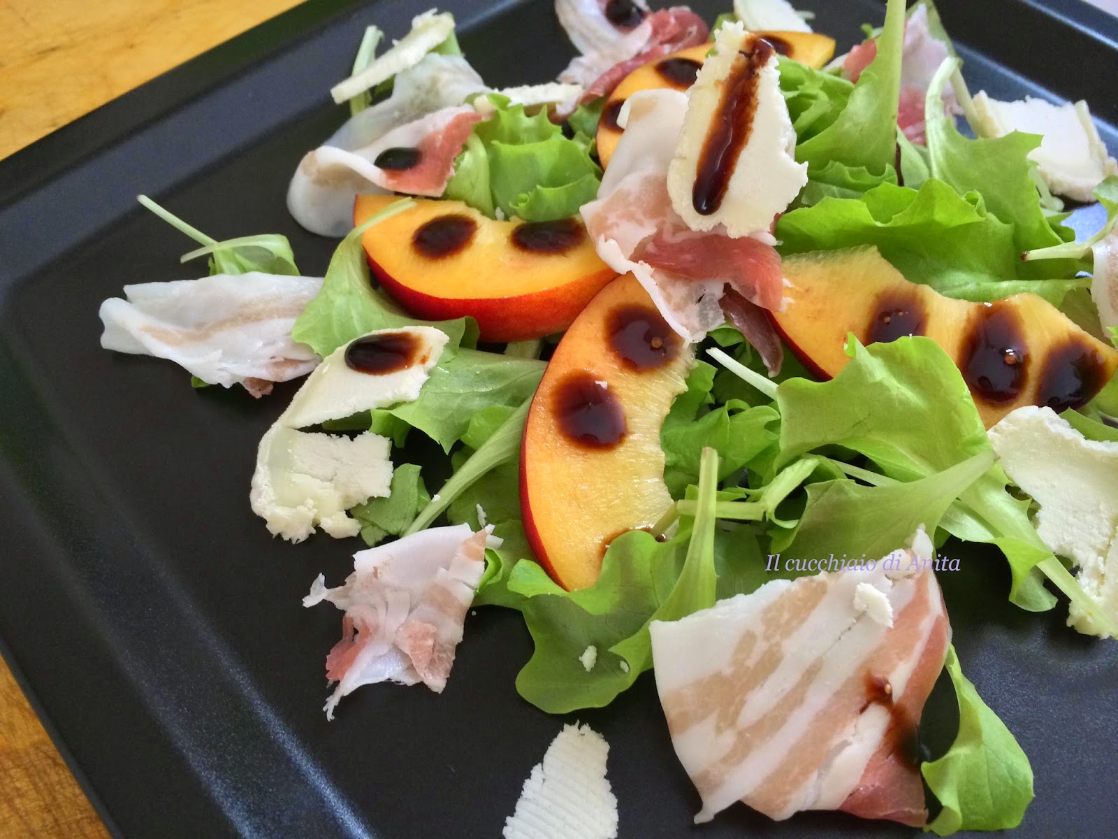 insalata con pesche e balsamico