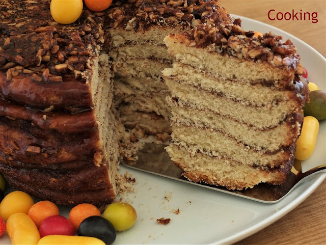 Bolo de folha ou to tacho, folar de Olhão O bolo de folha ou bolo do tacho é um folar de Páscoa, típico de Olhão e Estói, feito com várias camadas de massa intercaladas com açúcar, mel e canela.