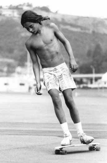 "Del Mar skater" - San Diego County, CA, 1975 foto por Hugh Holland | black and white cool photos | 70s California skaters | imagenes chidas bellas, fotos en blanco y negro bonitas