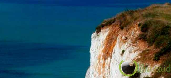 Putus Cinta dan Lompati Tebing