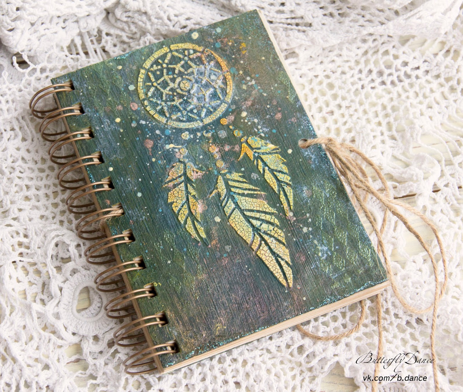 Золотой блокнот. Мир в блокноте. Скрапбукинг блокнот внутри. Задания для дневника уничтожь меня. Идеи для рисунков.
