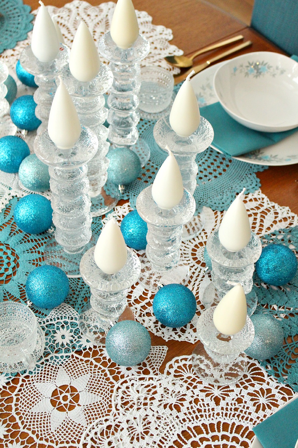 Wintry Tablescape + DIY Doily Table Runner