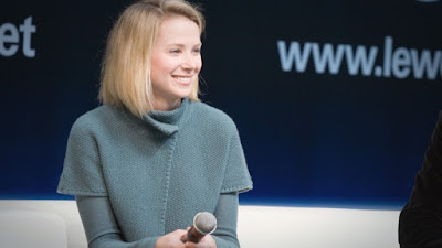 Marissa Mayer Eksekutif Google Menjadi CEO dan Presiden Direktur Yahoo Marissa Mayer Eksekutif Google Menjadi CEO dan Presiden Direktur Yahoo Marissa Ann Mayer, atau yang lebih dikenal dengan Marissa Mayer, lahir pada tanggal 30 Mei 1975 di Wausau, Wisconsin dari pasangan Margaret Mayer dan Michael Mayer. Di masa kecilnya, Mayer dikenal sebagai anak perempuan yang sangat pemalu walaupun ia adalah seorang Brownie, “pramuka”nya Amerika untuk anak perempuan umur 7-10 tahun. Setelah mengikuti kegiatan balet yang mengajarkan sifat kritis, disiplin, tenang, dan percaya diri semasa ia remaja, barulah sifat pemalunya hilang. Semasa SMA, Mayer dikenal aktif dan mengikuti banyak kegiatan ekstrakulikuler dan menduduki jabatan penting di dalamnya, seperti presiden dari klub Bahasa Spanyol, bendahara Key Club, dan kapten tim debat, yang menjuarai kompetisi antar wilayah. Setelah lulus dari sekolahnya, Mayer dipilih oleh Gubernur Wisconsin sebagai salah satu dari dua wakil wilayahnya untuk acara National Youth Science Camp. Pada awalnya, Mayer mengambil jurusan kedokteran di Stanford University kerena bertujuan untuk menjadi dokter operasi saraf. Namun, ia mengurungkan niat tersebut dan pindah ke jurusan symbolic system yang memberikan gelar Bachelor of Science pada 1997 dan Master of Science pada 1999. Ia membuat sebuah perangkat rekomendasi perjalanan yang dapat mengeluarkan suara layaknya manusia normal