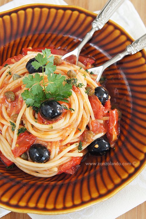 Spaghetti alla puttanesta ricetta pasta olive capperi - Pasta puttanesca italian recipe tasty and easy