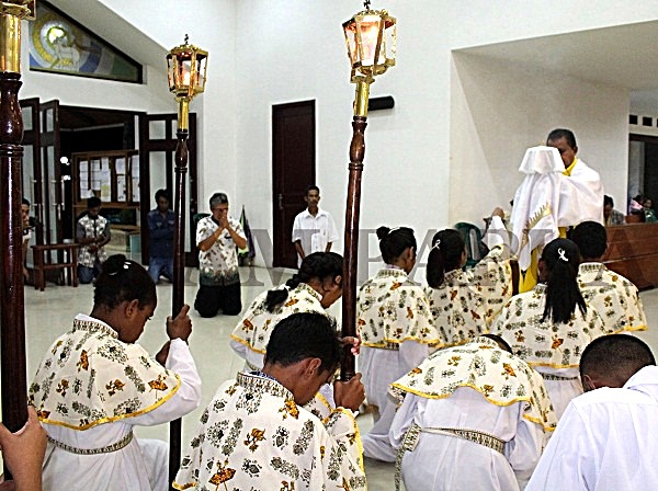 Ribuan Umat Katolik di Timika Mengikuti Misa Kamis Putih ...