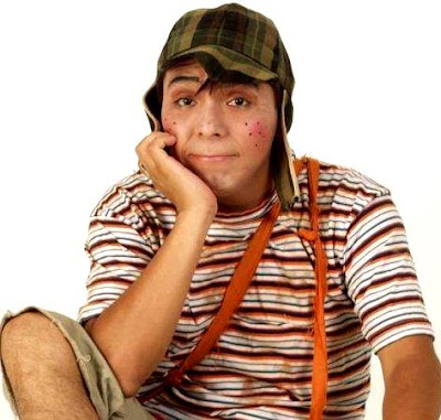 Chavo del Ocho imitado por Edwin Sierra Foto de Edwin Sierra sentado como el Chavo del Ocho