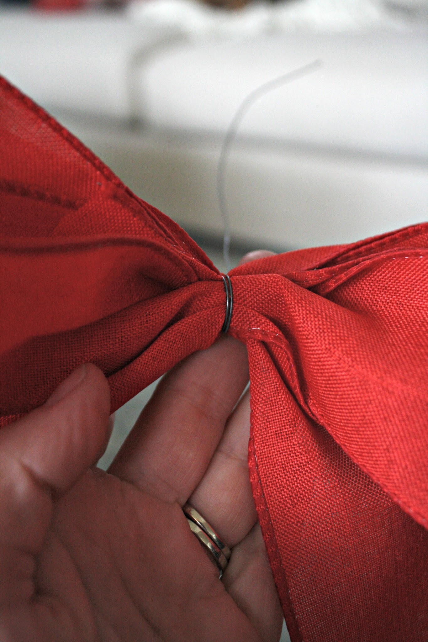 How to Make Large DIY Christmas Bows Thrifty Decor Chick Thrifty
