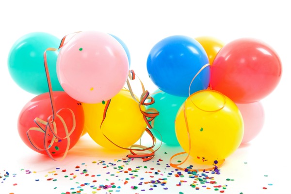 DIY CONFETTI BALLOONS: So fun for kids! Great for new years, birthday parties, and more! #confettiballoons #newyearsevecraftsforkids #partyideasforkids