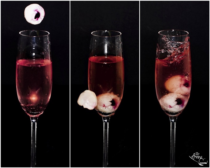 Halloween Cocktail Serienaufnahme Prosecco mit Holunderblüten-Sirup und mit Blaubeeren gefüllte Litschi