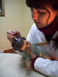 Limpiando al Niño de Ntra. Sra. la Virgen del Carmen, Hdad. Redención-Rocio de Sevilla