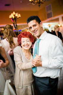 Madre baila con su hijo en una fiesta.