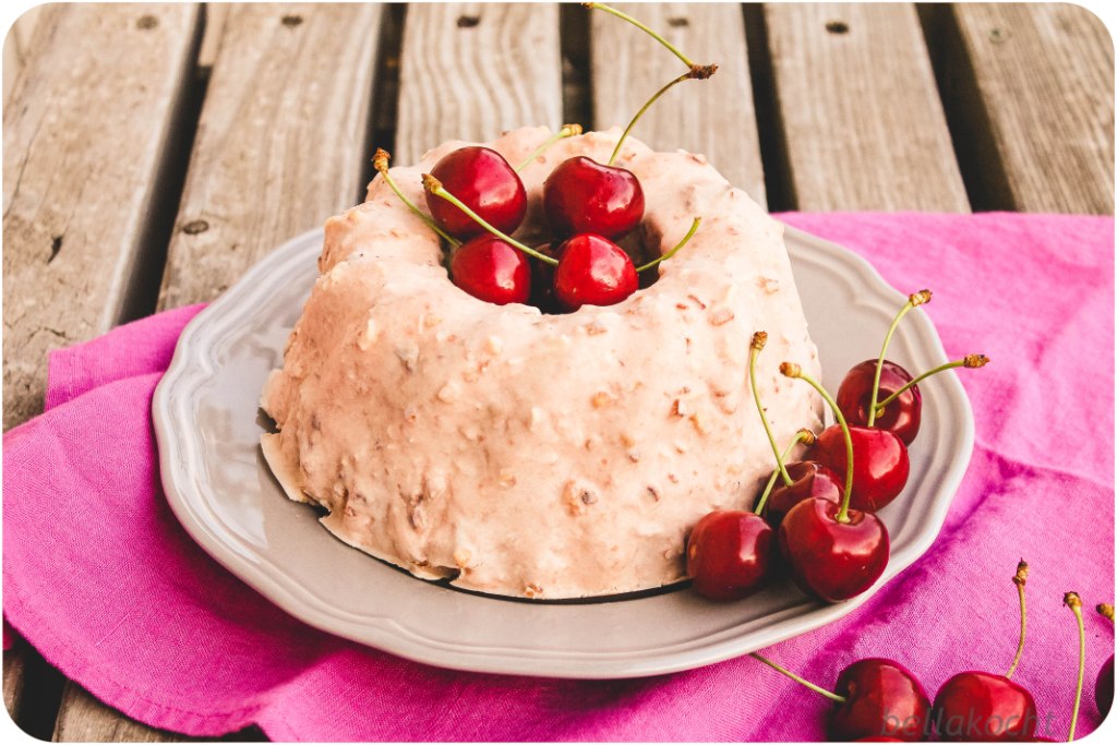 Kirscheis-Guglhupf mit gerösteten Mandeln | bellakocht