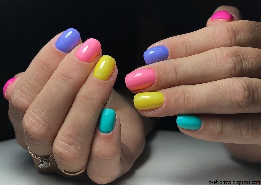 Разноцветный маникюр. Разными лаками. Яркие разноцветные ногти. Разными лаками. Разноцветный маникюр на коротких ногтях.