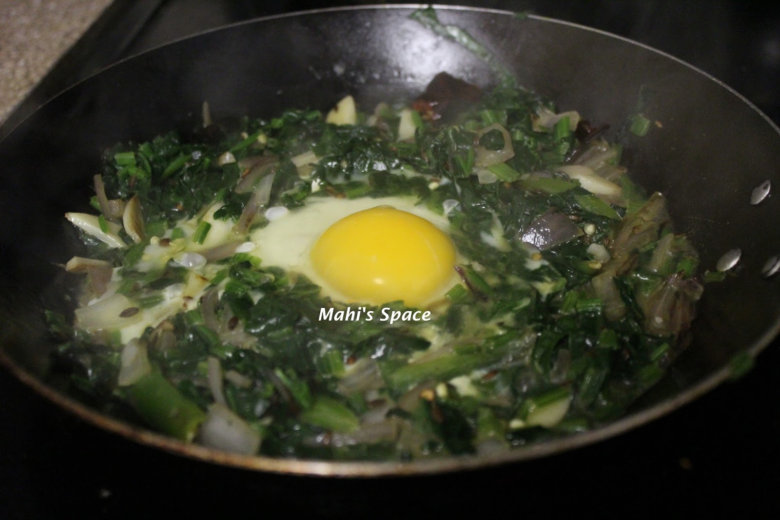 Spinach & Egg Stirfry / ஸ்பினாச்முட்டை பொரியல் Mahi's Kitchen