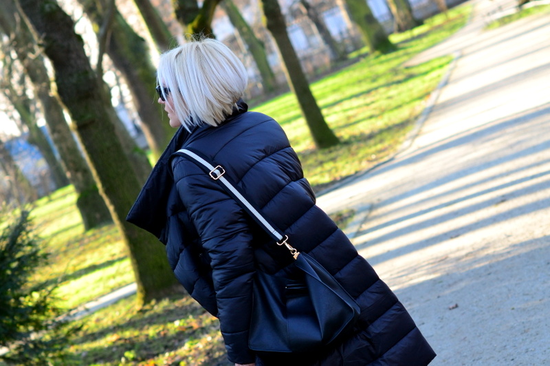 Biało-czarny oufit z butami Skechers