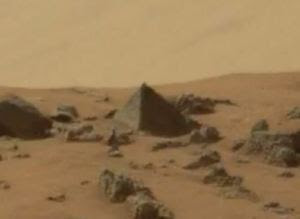 La roccia piramidale fotografata dal rover Curiosity su Marte