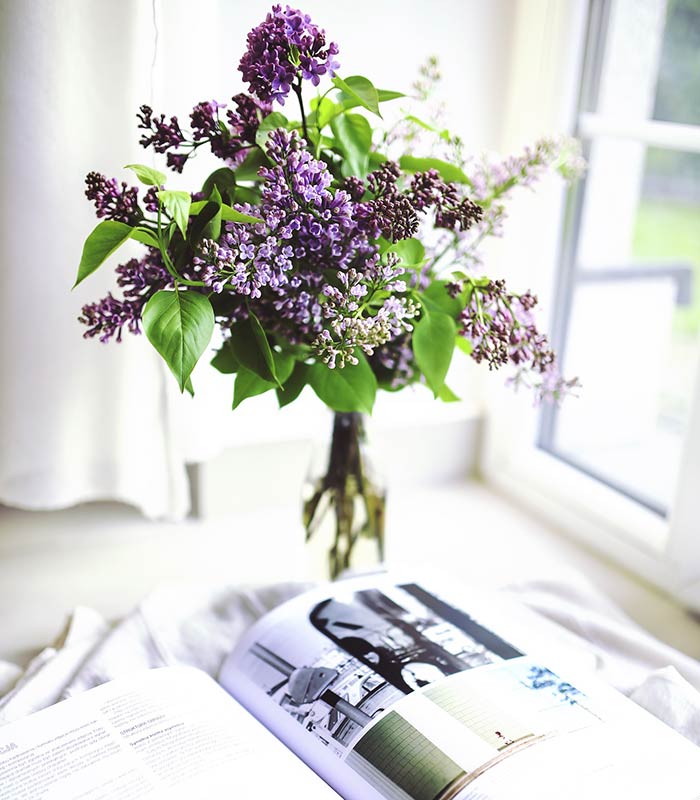 Cantinho de leitura decorado com flores