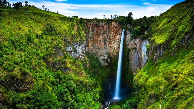 Air Terjun Sipiso-piso (mazmuzie.blogspot.com)