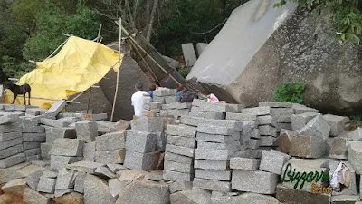 Bizzarri, com o neto, fazendo o que mais gosta, garimpando pedras. Tipos de pedras e cores diferentes. Essa da foto é um granito cinza, sendo um tipo de pedra folheta bruta e pedra paralelepípedo para fazer as construções com pedras, os muros de pedra, revestimento de pedra, calçamento de pedra, parede de pedra e pisos de pedra. Gosto de ver a pedra irregular e ela sendo colocada em vários tipos de trabalhos com pedras.