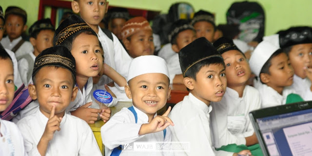 Sering Dipakai, Memangnya Apa Sih Hukum Memakai Kopiah Saat Shalat?