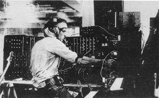 Richard Pinhas trabajando con los sintetizadores Moog 3P y ARP 2600 en el Heldon Studio en 1976