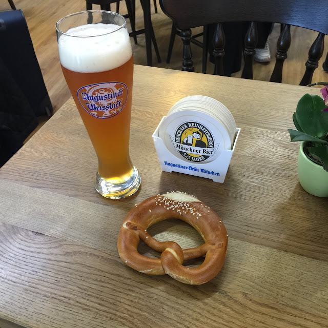 Pretzel e chope Augustiner. Pretzel e chope Augustiner.