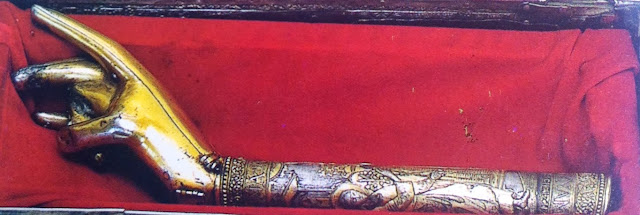 Η λειψανοθήκη με τη δεξιά χείρα του Αγίου Πολυκάρπου, του Ιερομάρτυρος Επισκόπου Σμύρνης. Το Άγιο Χέρι βρίσκεται σε στάση ευλογίας.