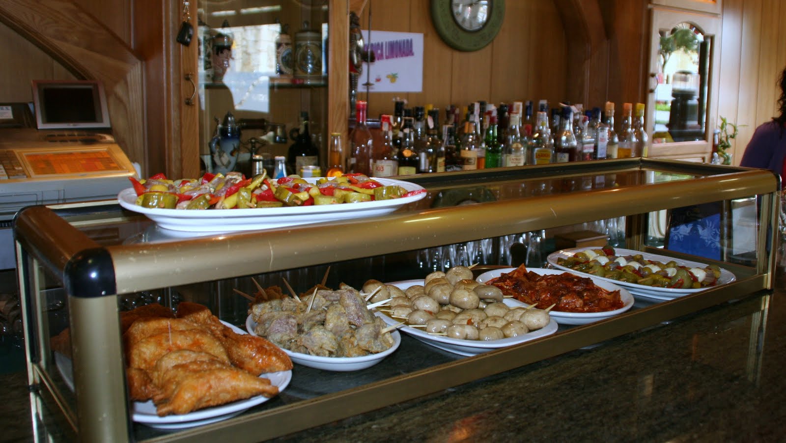 BAR JOSEFINA FACHADA E INTERIOR DEL BAR JOSEFINA.