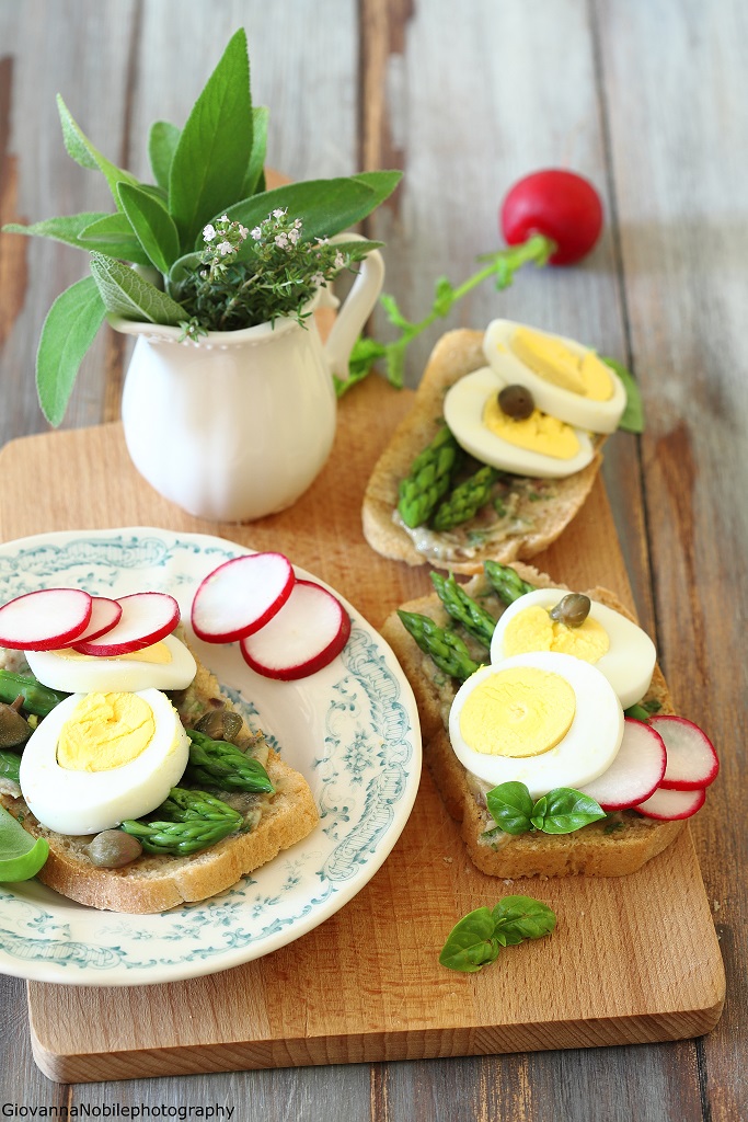 Sandwich con asparagi e uova sode e crema di tahina