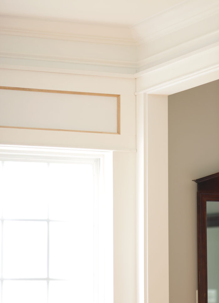 Trimming the Windows in Living Room Remodelando la Casa