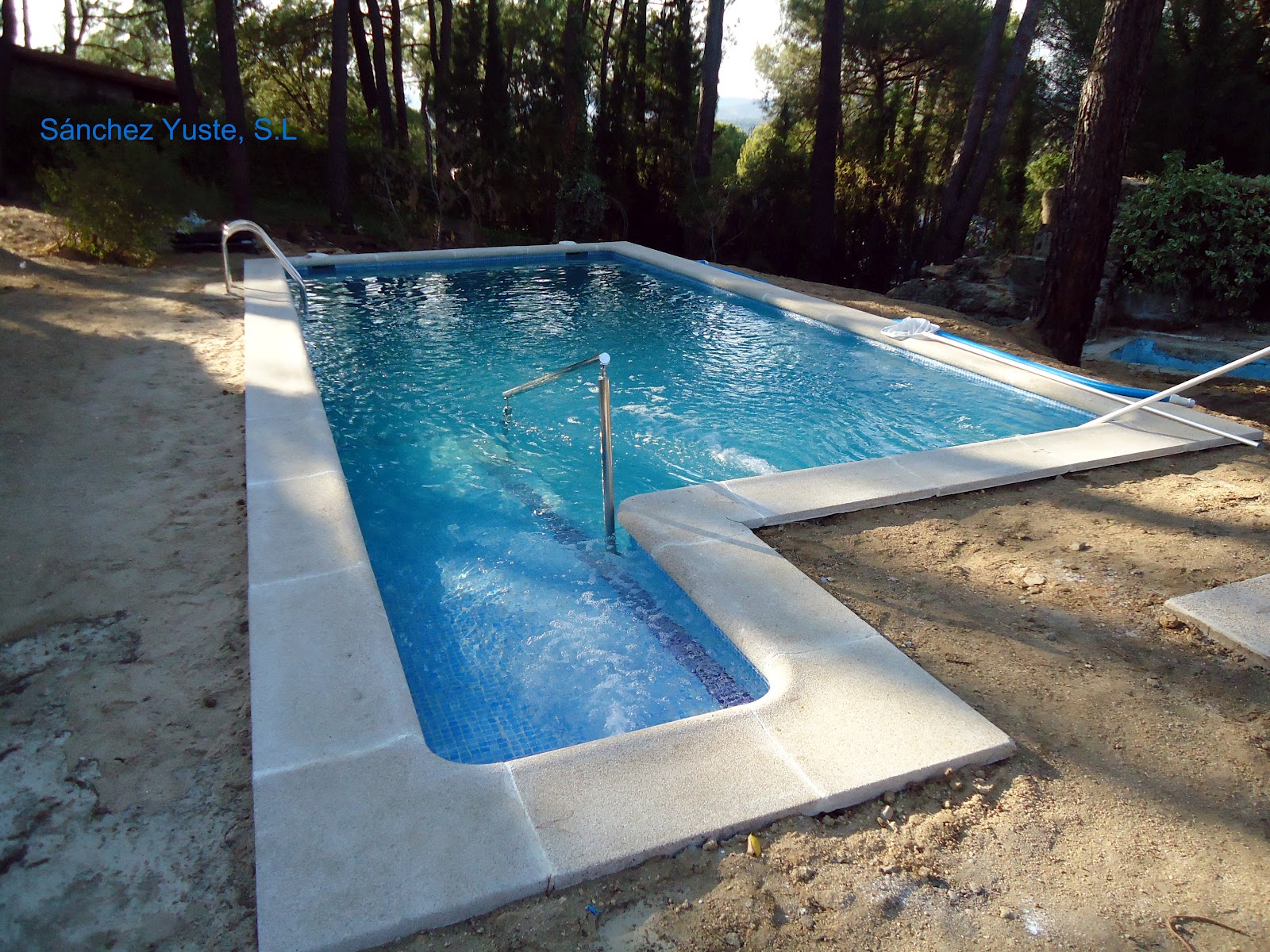 Sánchez Yuste, SL Piscinas de hormigón y gres vítreo.