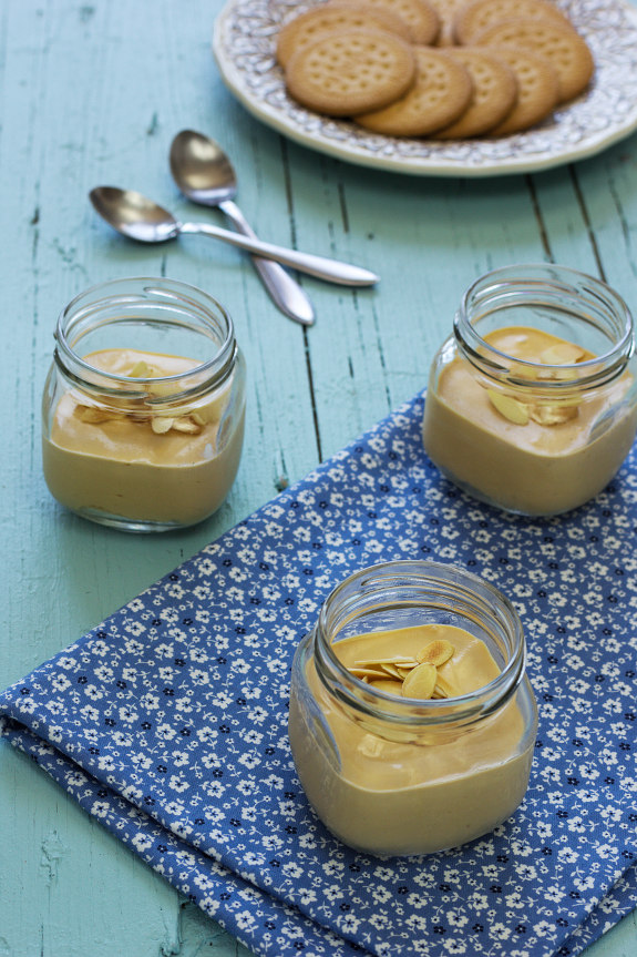 Cinco Quartos de Laranja Mousse de leite condensado com amêndoa crocante Cinco Quartos de Laranja Mousse de leite condensado com amêndoa crocante