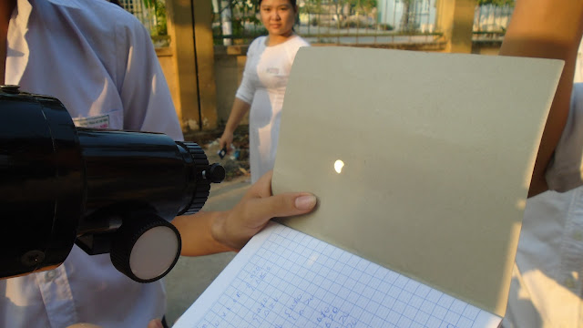 Một cách quan sát Nhật thực gián tiếp đang được các bạn ở Clb Thiên văn Đồng Nai thực hiện vào sáng 9/3 ở trường THPT Trần Đại Nghĩa. Ftvh tham gia quan sát cùng các bạn ở đây. Một cách quan sát Nhật thực gián tiếp đang được các bạn ở Clb Thiên văn Đồng Nai thực hiện vào sáng 9/3 ở trường THPT Trần Đại Nghĩa. Ftvh tham gia quan sát cùng các bạn ở đây.