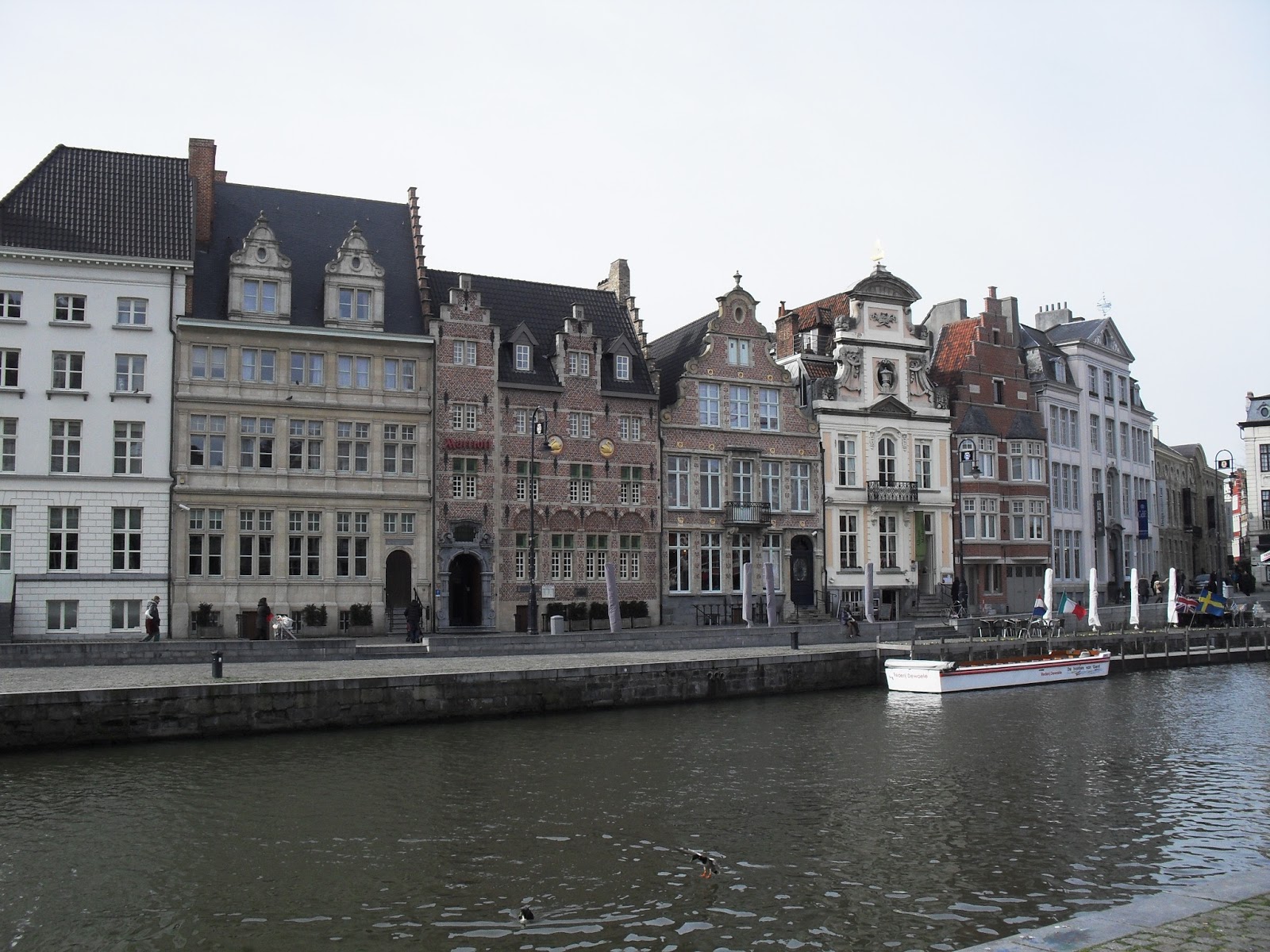 è Collegata A Bruxelles Da Un Lungo Canale