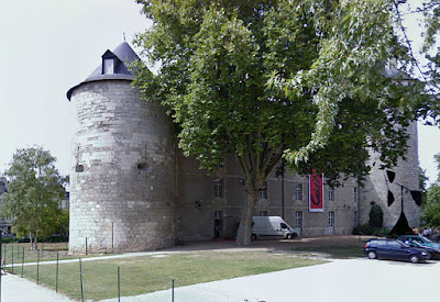 « Calder-chateau-Tours » par Alain.Darles — Travail personnel. Sous licence CC BY-SA 3.0 via Wikimedia Commons - http://commons.wikimedia.org/wiki/File:Calder-chateau-Tours.jpg#/media/File:Calder-chateau-Tours.jpg