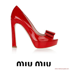 Queen Maxima Style Miu-Miu Bow embellished patent leather pumps