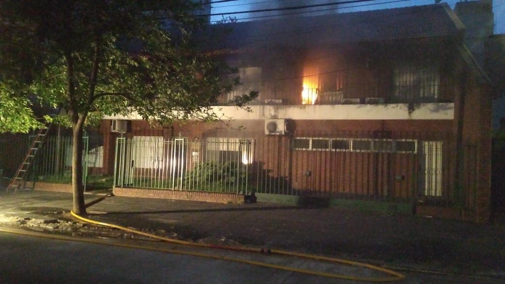 Morón. Un Incendio destruyó toda la Documentación del Juzgado de Familia 8 y puso una vez más en Evidencia el Abandono del Poder Judicial Bonaerense:  «No hay Plata para comprar una Puerta», dijo la Jueza de Turno.