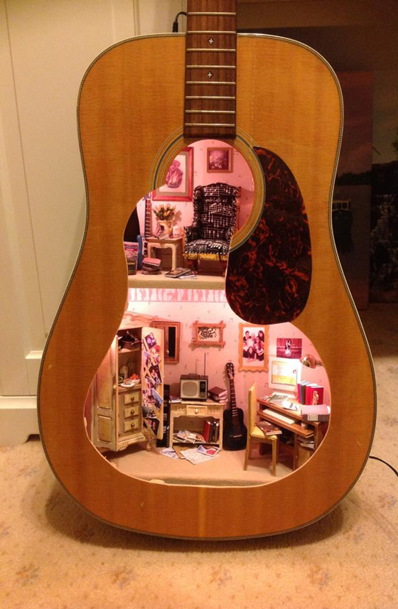 A casa de bonecas construída dentro de um violão