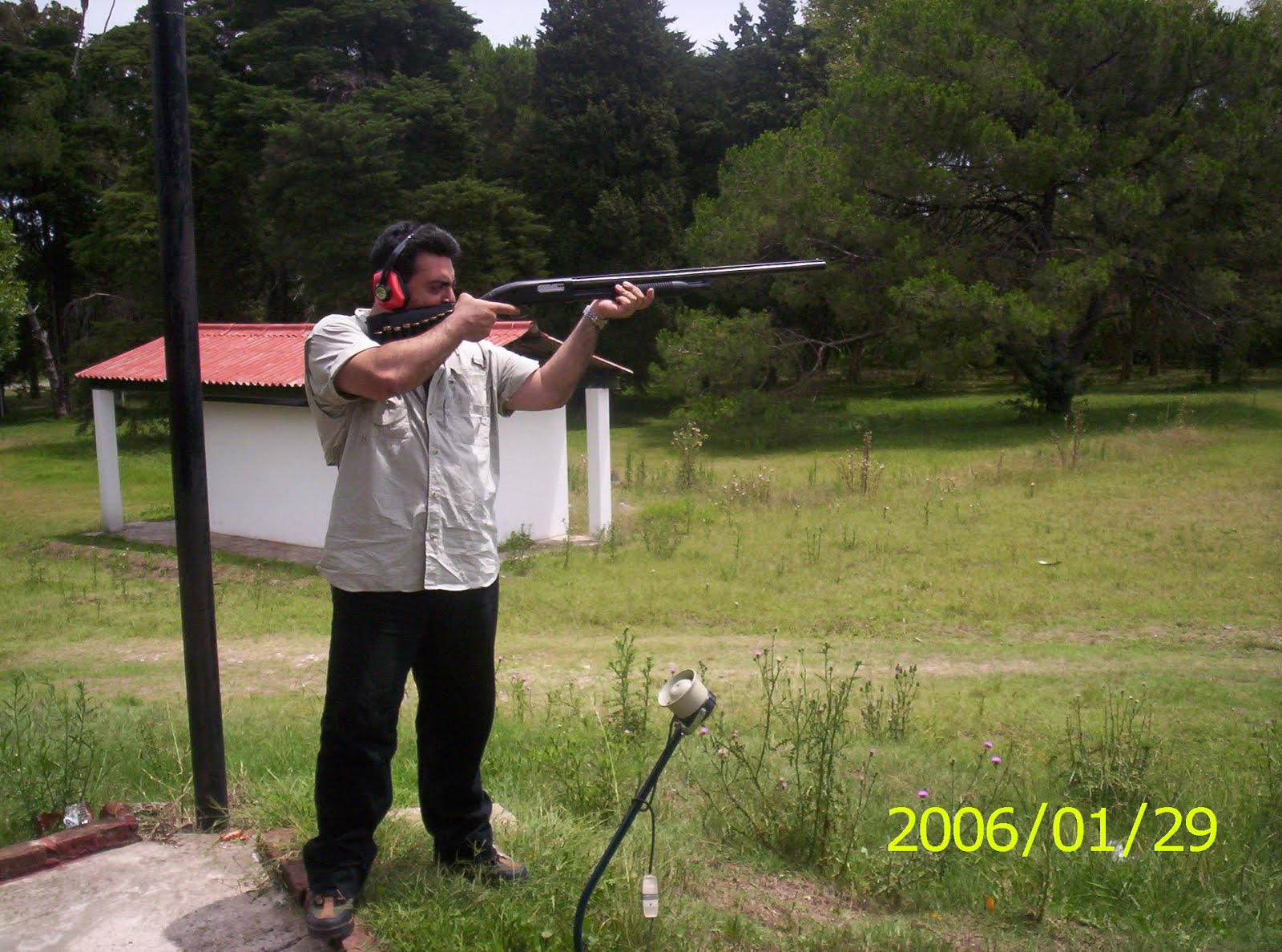 Polígono Militar Campo de Mayo zona con escopeta.