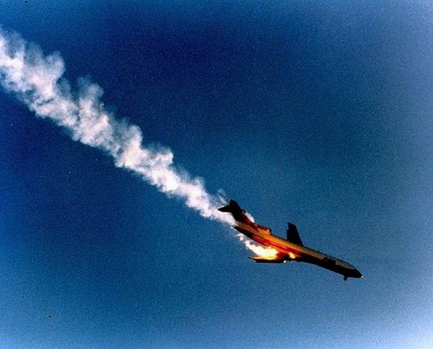 Полетим горящие. Падающий горящий самолет. Самолет падает в воздухе. Падающий самолет в небе.