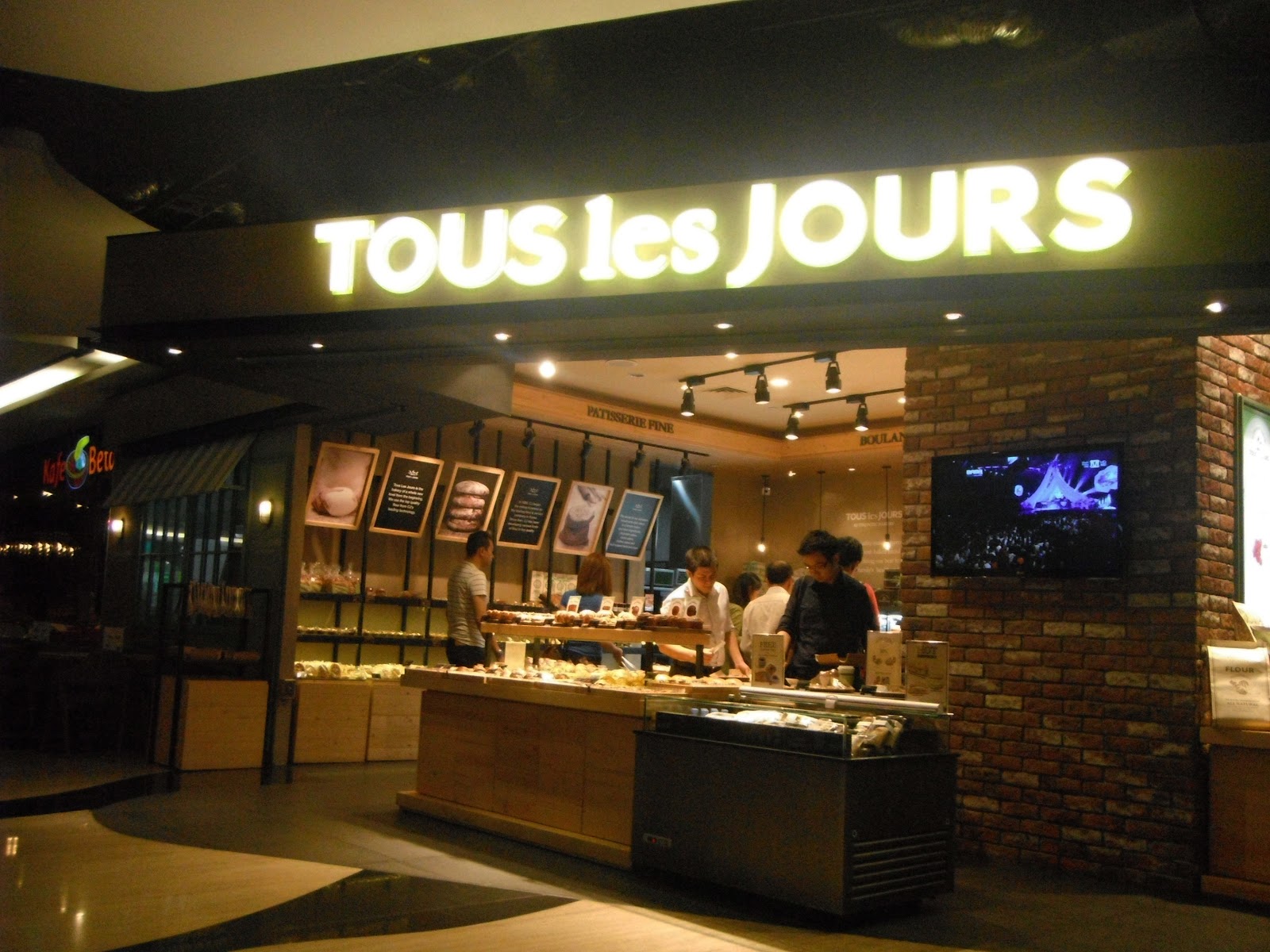 Les jours. Tous les jours одежда. кола tous les jours. лимонад tous les jours. кола tous les jours 1,5.