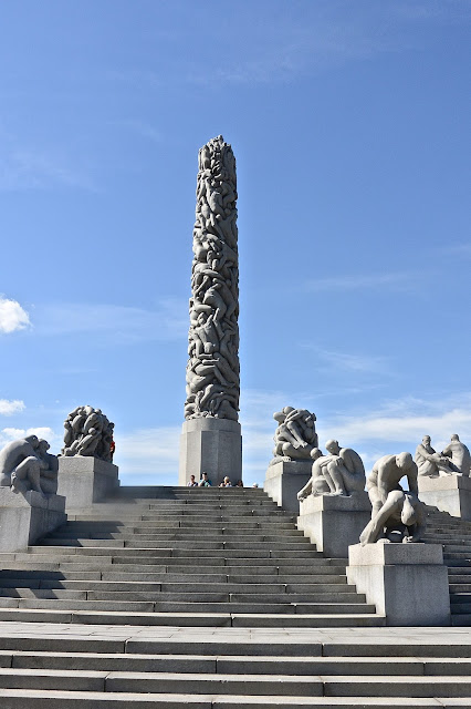 Oslo Monolithe de pierre sculpté par Vigeland Oslo Parc Frogner Monolithe de pierre sculpté par Vigeland