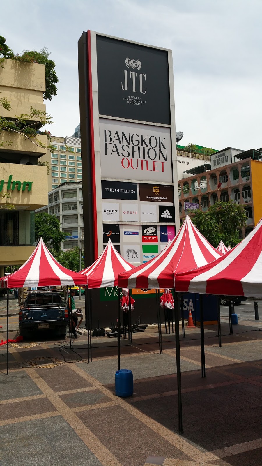 รีวิว Outlet ย่านสีลม Bangkok Fashion Outlet ที่ Jewelry Trade Center