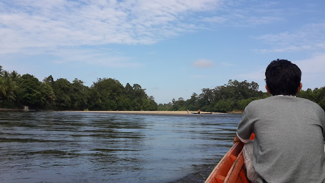 Menyusuri sungai Mendalam Menyusuri sungai Mendalam