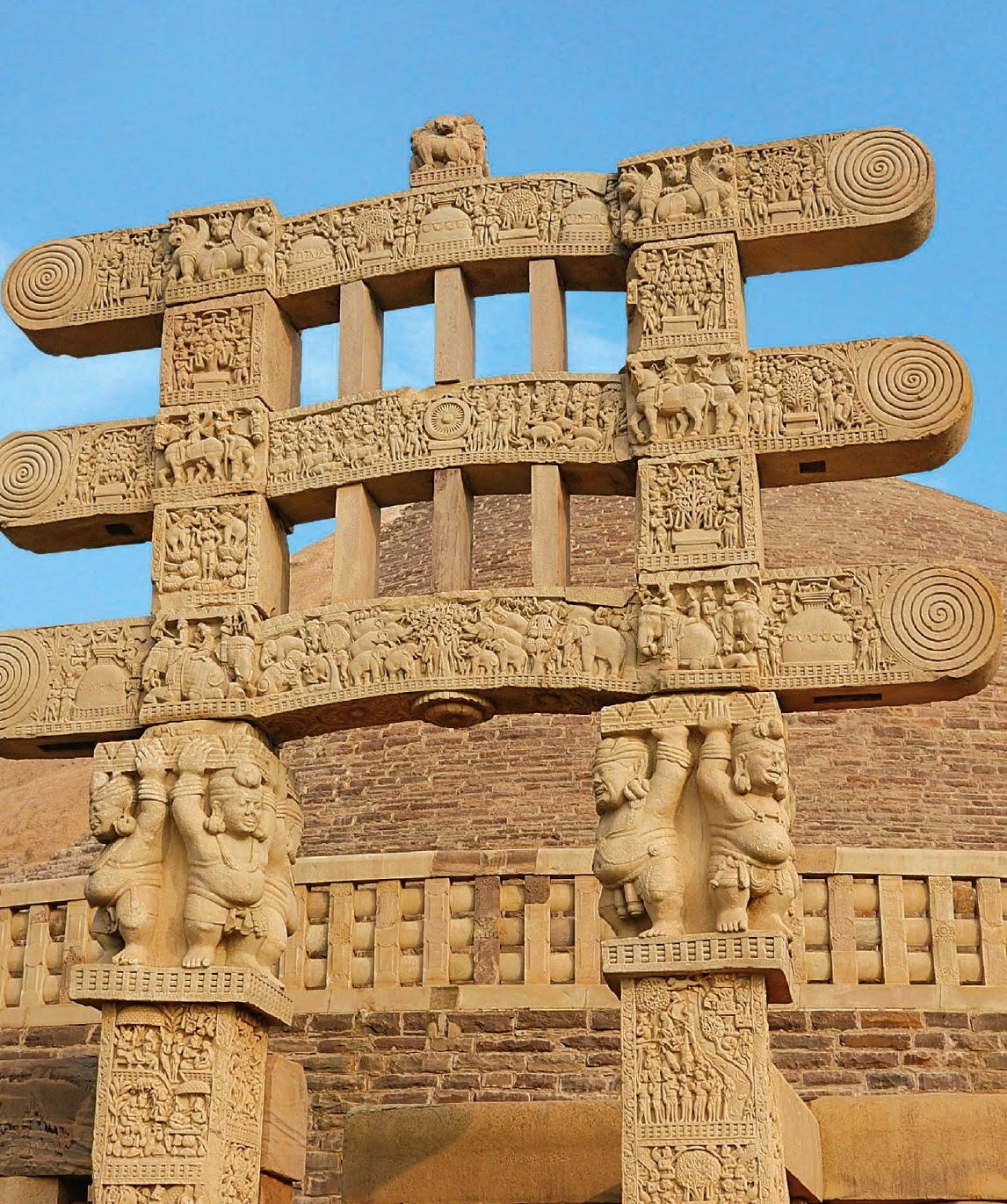 Санчи одежда. Ступа в санчи. Восточные ворота в санчи. Ступа индия. Храм большая ступа в индии.