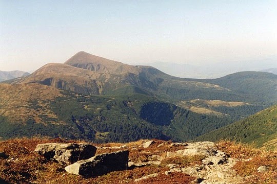 Widok północnej części pasma Czarnohoraz najwyższym szczytem Howerlą (2061 m n.p.m.).