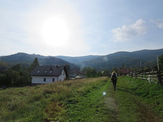 Zbliżamy się do domostw przemierzając łąki. Zbliżamy się do domostw przemierzając łąki.