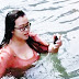 Demi iPhone Perempuan Ini Rela Menyelam di Danau yang Super Dingin