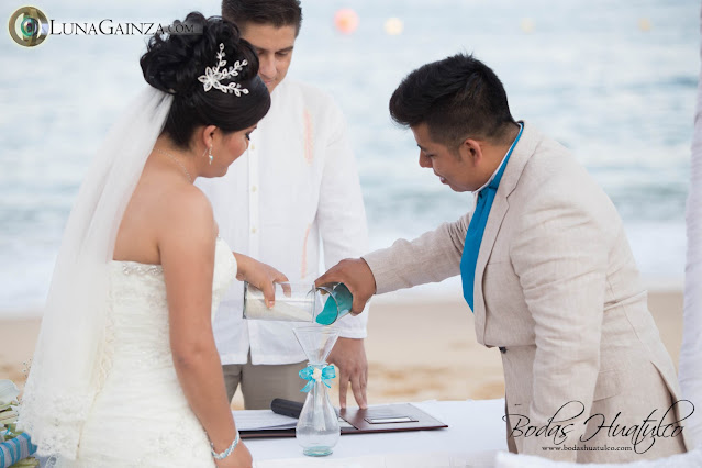 Su fotógrafo aprovechó a tomar los detalles más importantes de la boda:  El hermoso vestido,  La boda de Elizabeth y Joaquín se llevo a cabo el día 09 de enero del 2017 en Bahías de Huatulco Oax. en el Hotel Las Brisas Huatulco.