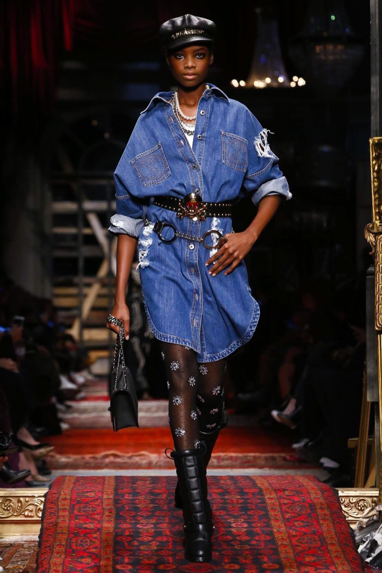 Moschino Fall/Winter 2016-2017 RTW MFW moschino-fall-winter-2016-2017-collection-milan-fashion-week, moschino-fall-winter-2016-2017, moschino-fall-winter-2016, moschino-fall-winter-2017, moschino-fall-2016-2017, moschino-fall-2016, moschino-fall-2017, moschino-teddy-bear, ours-moschino, coque-moschino, du-dessin-aux-podiums, dudessinauxpodiums